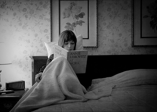 linda-reading-annie-liebovitz-at-work.png
