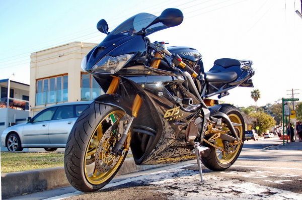 HOW TO SHOOT ANIMALS, CHILDREN AND MOTORBIKES Triumph Daytona 009 crop 600x398 HOW TO SHOOT ANIMALS, CHILDREN AND MOTORBIKES