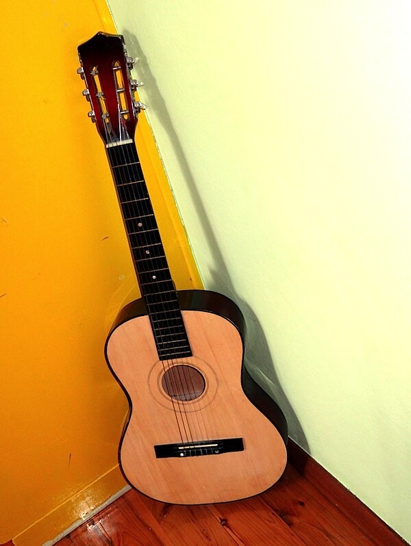 Bao's guitar 17.4.12.JPG