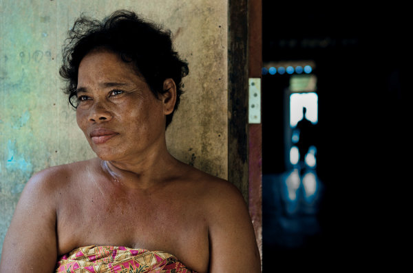 -Thailand- Canon EF 24-70 mm f/2.8L Fstop of 3.5, shutter speed@1\100 and ISO 160 This woman is sitting in the shade with strong light coming from the street (to her left). A small piece of paper was held above her head to block the light (flag).