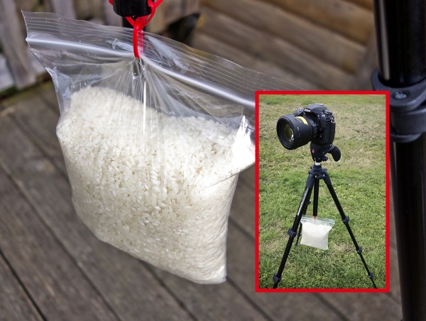 A Ziploc bag filled with 1kg of rice suspended from tripod using cable ties
