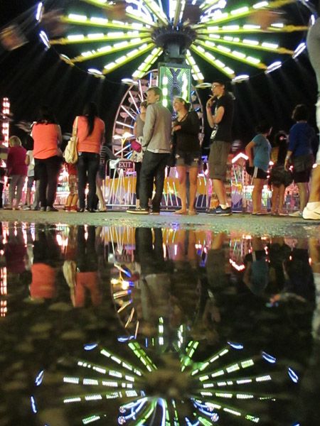 puddle, reflection, how to, carnival, night, street photography