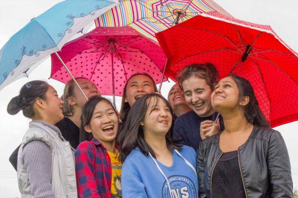 Image G girls under unbrella