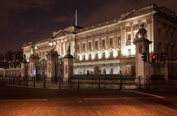 Night Photographer's Toolkit - Buckingham Palace picture