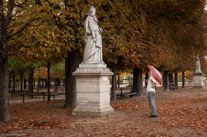 Color or Black and White for Street Photography? 7 Autumn in Paris would not be as well conveyed in a B&W photograph.