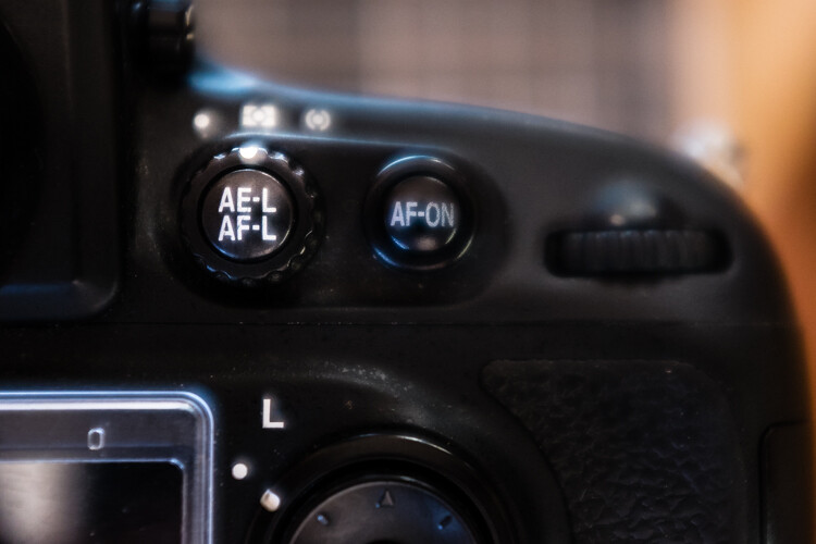 Exposure/focus lock button