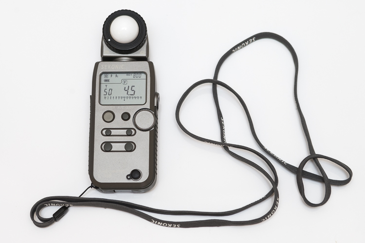 This is an external light meter. It's a Sekonic L-358, and is able to meter ambient light but also meter flash.
