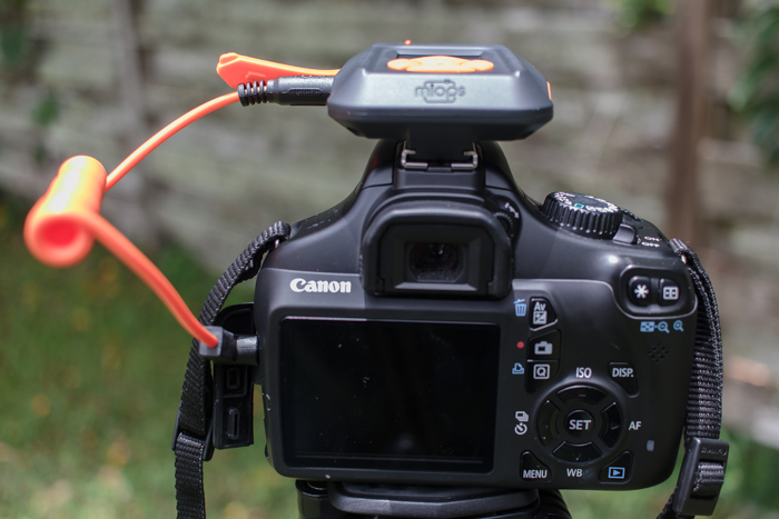 The MIOPS trigger can either mount on your DSLR’s hotshoe connector, or on your tripod via a standard screw-in connection.