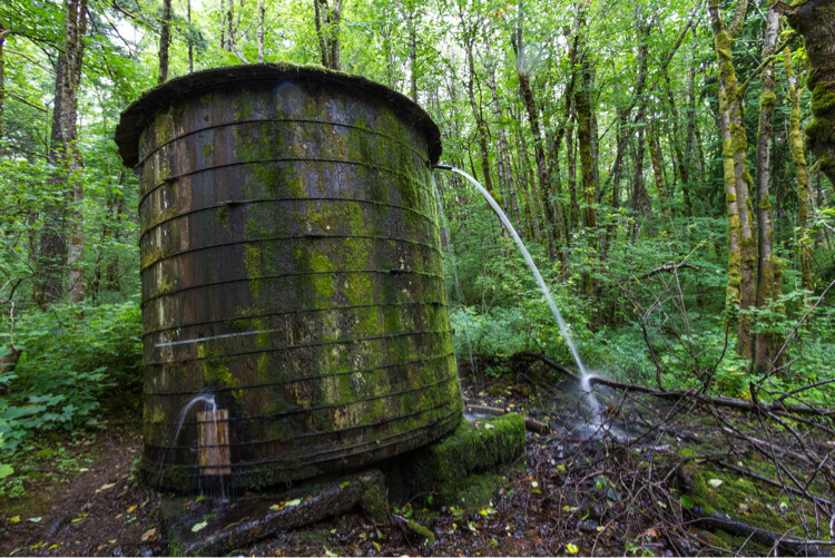 Old water storage tank overflowing and leaking