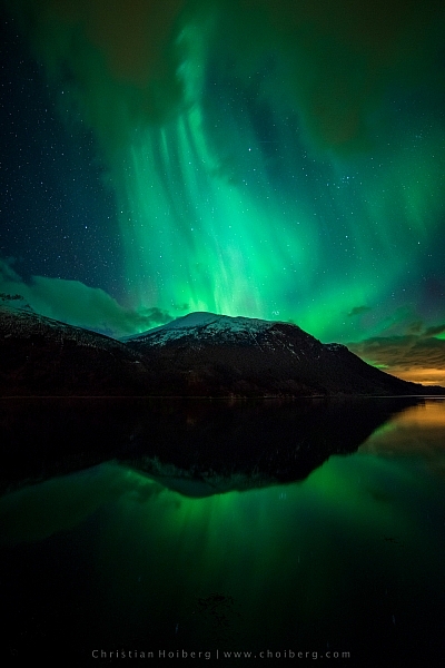 Innfjorden-aurora-vertical