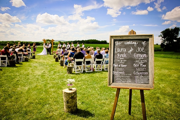 outdoor-wedding-ceremony-vintage-sign-theme