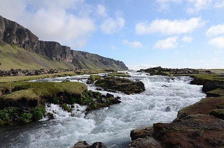 Iceland rushing water 750 px