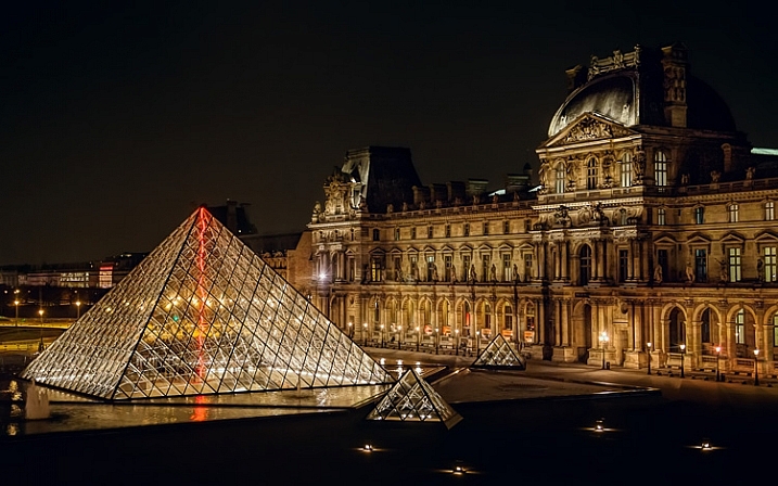 This was shot through a window from inside the Louvre, and using a tripod was not possible. Since I was hand holding, I needed to use ISO 3200. I didn't like using an ISO that high, but it beats not getting the shot at all (or having it blurry from too slow of a shutter speed)