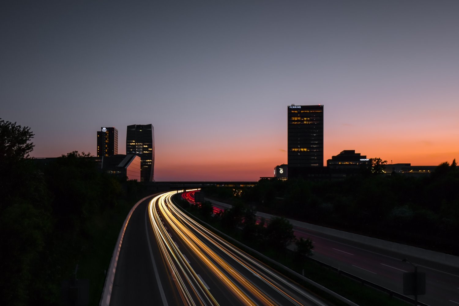 Light Trail Photography: A Beginner’s Guide (+ Examples)